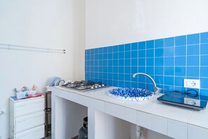 Réfrigérateur, plaque de cuisson, cafetière/bouilloire