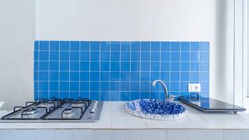 Réfrigérateur, surface de cuisson, cafetière-théière