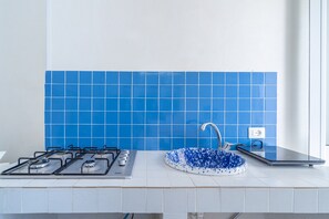 Refrigerador, parrilla de estufa, cafetera y tetera y tetera eléctrica 