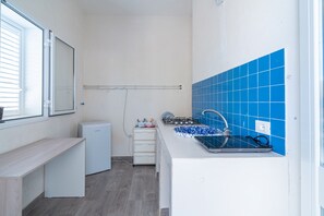 Fridge, stovetop, coffee/tea maker, electric kettle