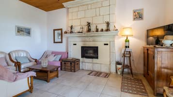 Televisión, chimenea, estéreo