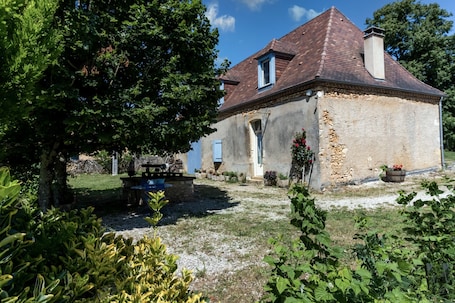 Property grounds. Périgord Farmhouse "Chez Reine" – Authenticity and Tranquility in Nature
