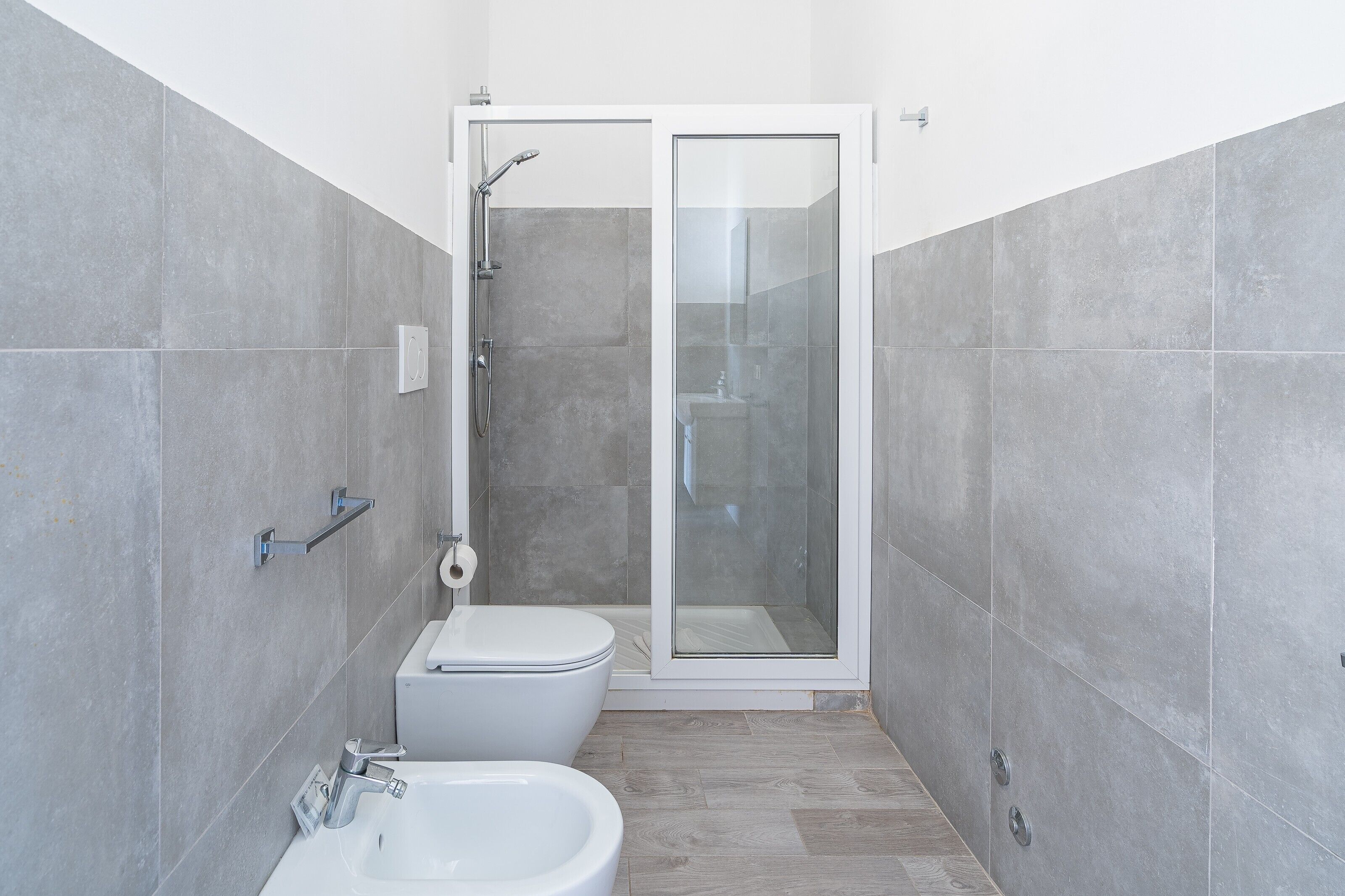 Douche, séchoir à cheveux, serviettes fournies