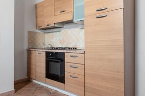 Fridge, oven, stovetop, cookware/dishes/utensils