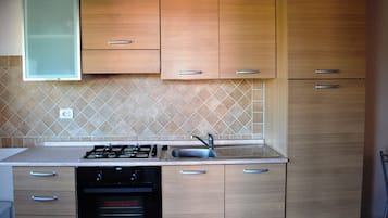 Frigorifero, forno, piano cottura, pentole/stoviglie/utensili