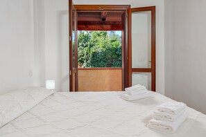 2 bedrooms, bed sheets - Holiday Home 'Orizzonti 34' with Sea View, Private Terrace and Air Conditioning (Golfo Aranci)