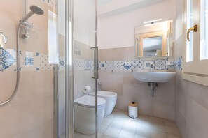 Dusj, hårføner og håndklær