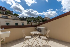Outdoor dining - Apartment 'Liolà' with Mountain View, Wi-Fi and Air Conditioning (Scicli)