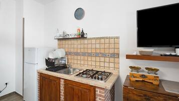 Fridge, stovetop, coffee/tea maker, electric kettle