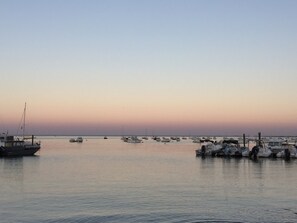 Un port de plaisance où des bateaux sont amarrés au quai.