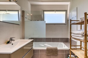 Shower, hair dryer, towels