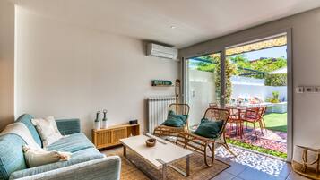 Televisie, een dvd-speler en een stereo