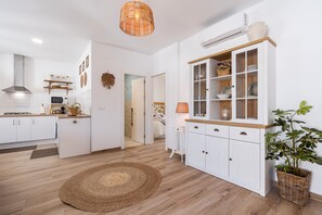 Réfrigérateur, micro-ondes, plaque de cuisson, lave-vaisselle