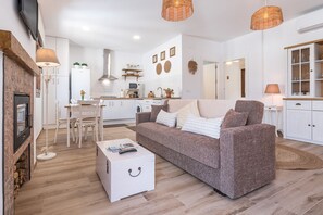 TV, fireplace - Apartment 'El Santo' with Mountain View, Wi-Fi and Air Conditioning (Melegis)