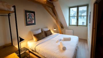 3 bedrooms, iron/ironing board, free WiFi, bed sheets