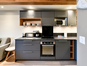 Kjøleskap, mikrobølgeovn, ovn og kokeplater