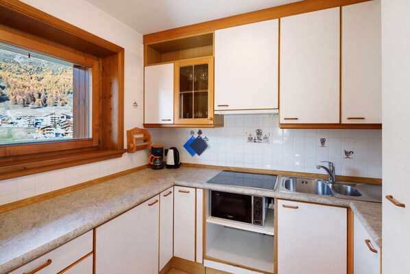 Fridge, microwave, stovetop, dishwasher - Apartment with Mountain View, Shared Garden and Wi-Fi (Livigno)