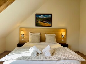 4 bedrooms, iron/ironing board, free WiFi, bed sheets