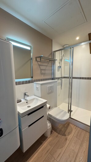 Een douche, een haardroger, handdoeken