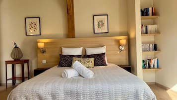 4 makuuhuonetta, silitysrauta/-lauta, ilmainen Wi-Fi, vuodevaatteet