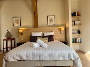 4 makuuhuonetta, silitysrauta/-lauta, ilmainen Wi-Fi, vuodevaatteet