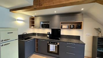 Jääkaappi, mikroaaltouuni, uuni, liesi