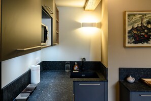 Jääkaappi, mikroaaltouuni, uuni, liesi