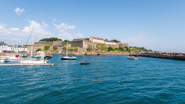A coastal town with a historic fort, calm harbor, and boats. - Apartment 'Seigneurie Fouquet - Tousquet' with Wi-Fi (Le Palais)