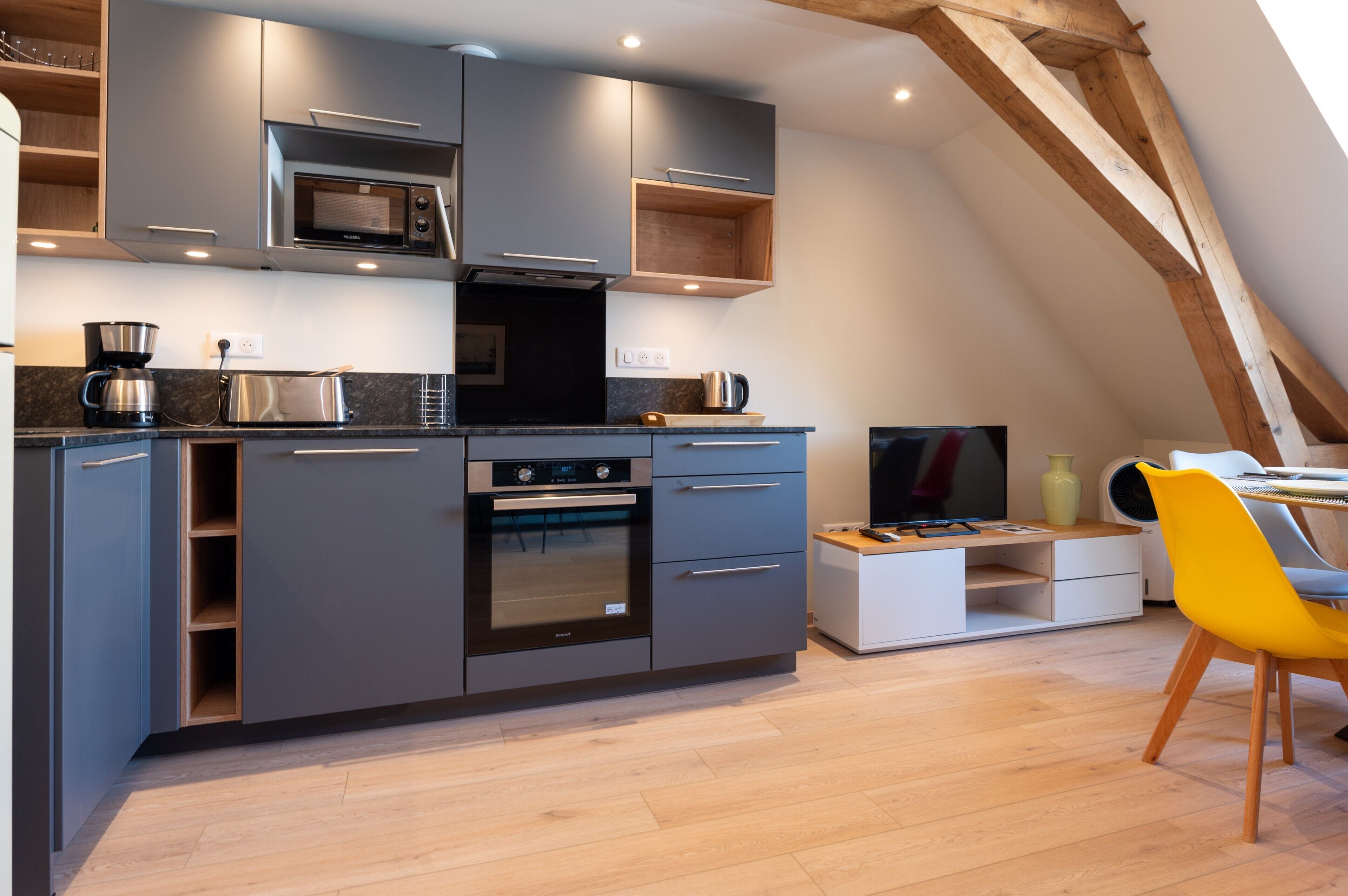 Réfrigérateur, micro-ondes, four, plaque de cuisson