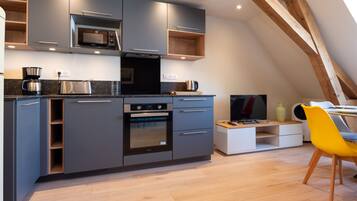 Réfrigérateur, micro-ondes, four, plaque de cuisson