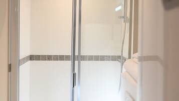 Suihku, hiustenkuivaaja, pyyhkeet