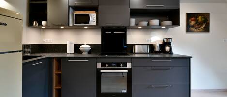 Frigorífic, microones, forn i placa de cuina