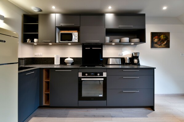 Frigorifero, microonde, forno, piano cottura