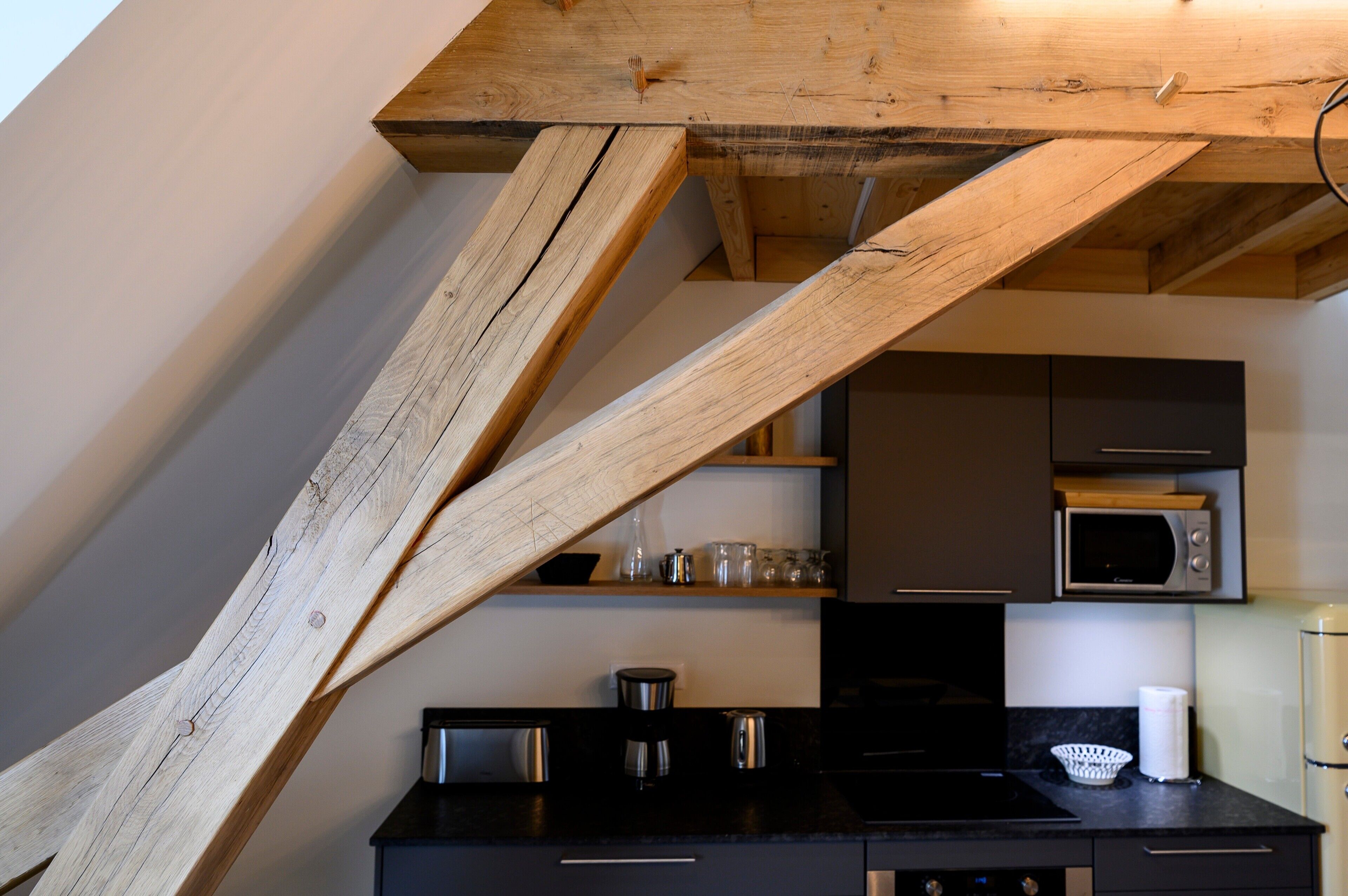 Jääkaappi, mikroaaltouuni, uuni, liesi