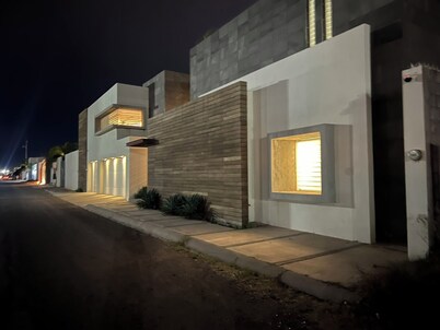 Spacious 4-bedroom house with WiFi, Pool, fitness room in welcoming Delicias