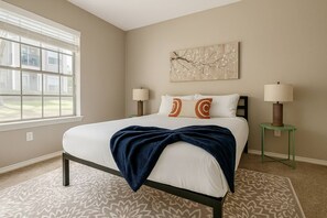 Een bureau, een strijkplank/strijkijzer, gratis wifi, beddengoed