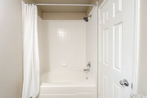 Hårføner, håndklær, såpe og sjampo