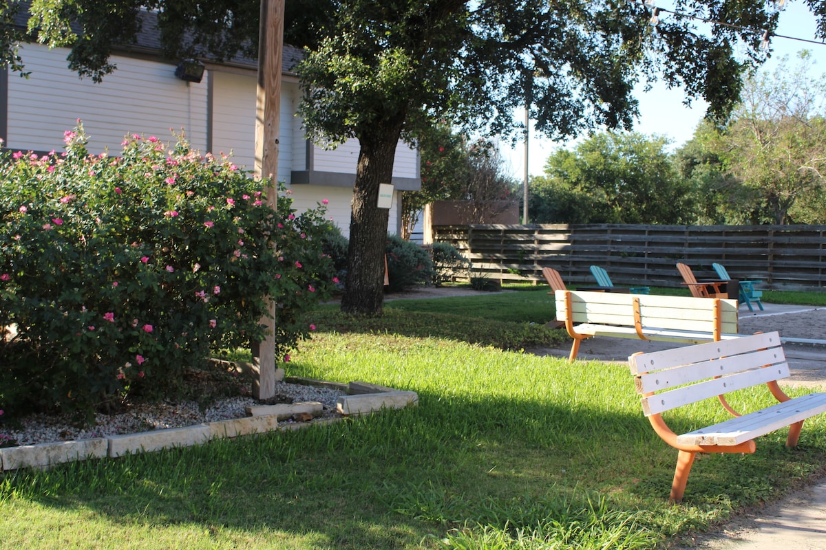 Photo 18 of Charming 1-bedroom apartment with WiFi and pool in Houston