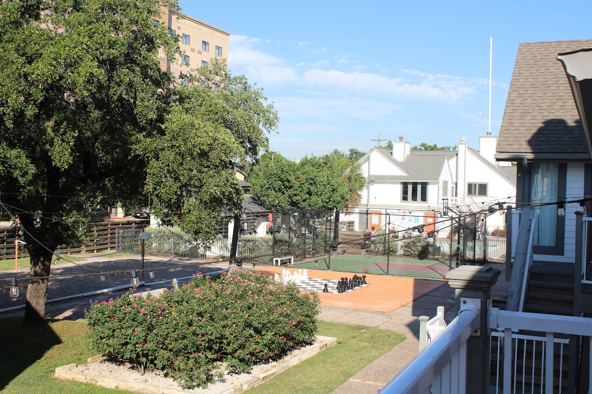 Photo 12 of Charming 1-bedroom apartment with WiFi and pool in Houston