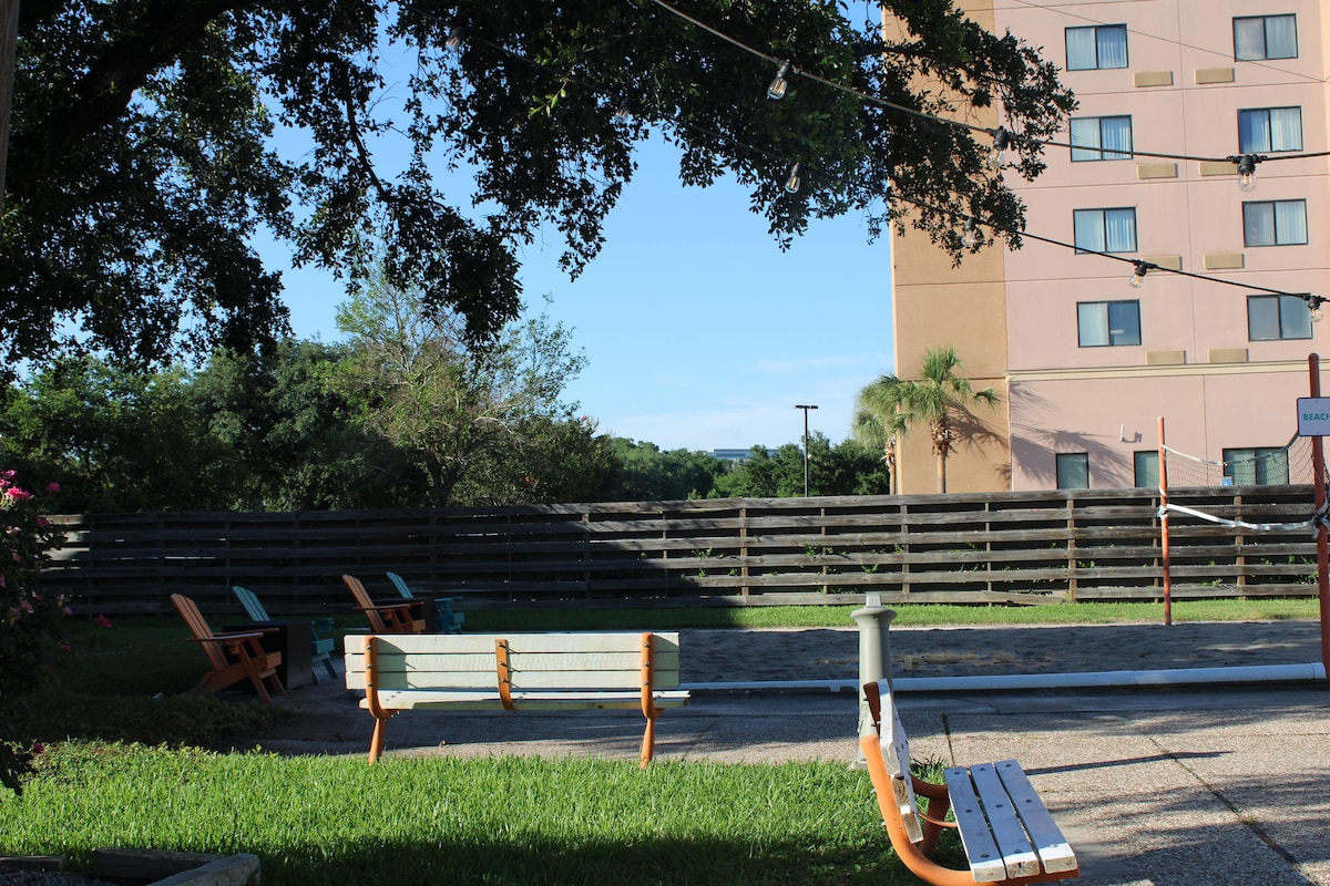 Photo 17 of Charming 1-bedroom apartment with WiFi and pool in Houston
