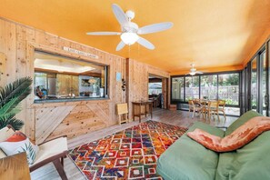 TV, fireplace, books - Blue Cove River Retreat-Waterfront, Pet Friendly (Dunnellon)