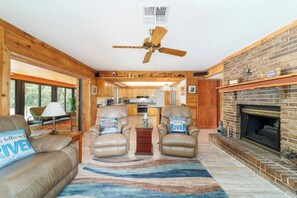 Télévision, cheminée, livres