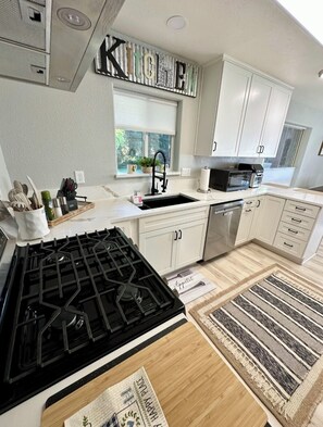 Microwave, oven, stovetop, dishwasher - Willow Creek in the Redwoods (Crescent City)