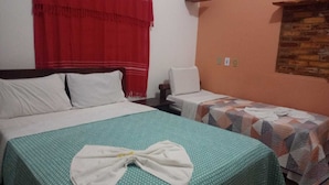 A room with a bed, a chair, and a small table. - OKAKOARAS HOTEL (Paulista)