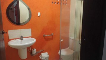 经典双人房, 外廊, 花园景观 | 浴室 | 免费洗浴用品、毛巾、肥皂、卫生纸