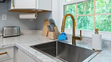 KĂŒhlschrank, Mikrowelle, Herdplatte, Wasserkocher mit Kaffee-/Teezubehör