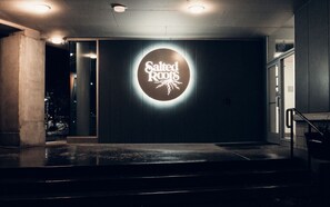 Exterior - Salted Roots Basecamp: Downtown 1 Bedroom Loft (Anchorage)