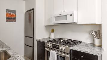 Réfrigérateur, micro-ondes, plaque de cuisson, lave-vaisselle