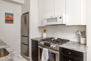 Fridge, microwave, stovetop, dishwasher
