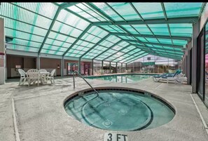 Inomhuspool och utomhuspool
